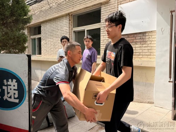 优配交易 毕业季校园寄件现高峰