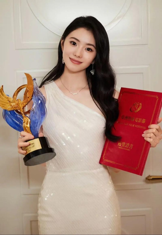 亿腾证券 从谋女郎到影后，被骂演技差后凭网剧封神，刘浩存用 5 年逆袭！